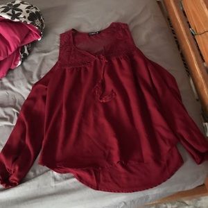 Shirt with open shoulders